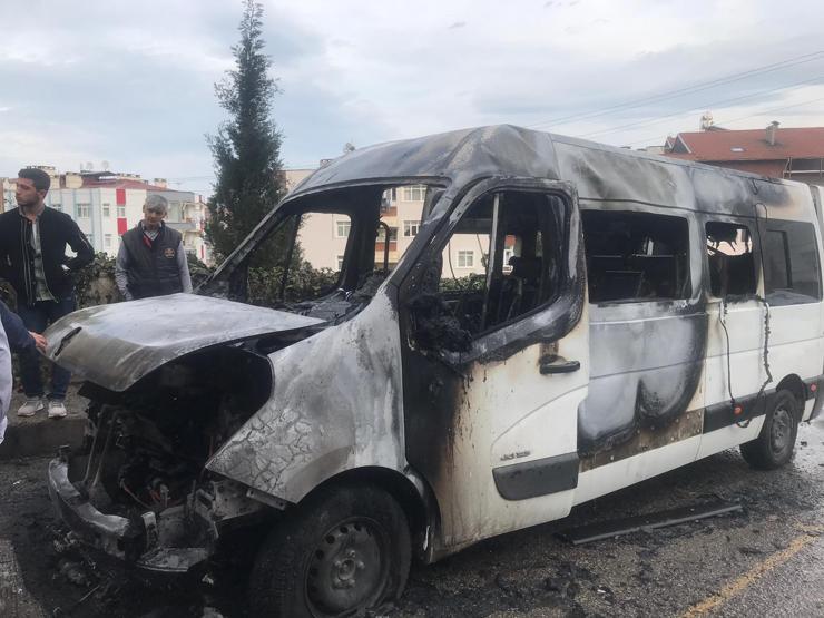 Korku dolu anlar... Öğrencilerin içinde bulunduğu servis bir anda alev aldı