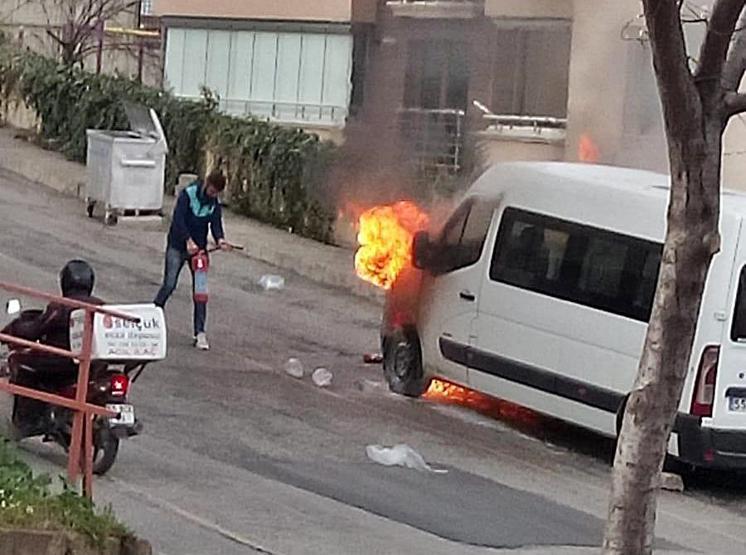 Korku dolu anlar... Öğrencilerin içinde bulunduğu servis bir anda alev aldı