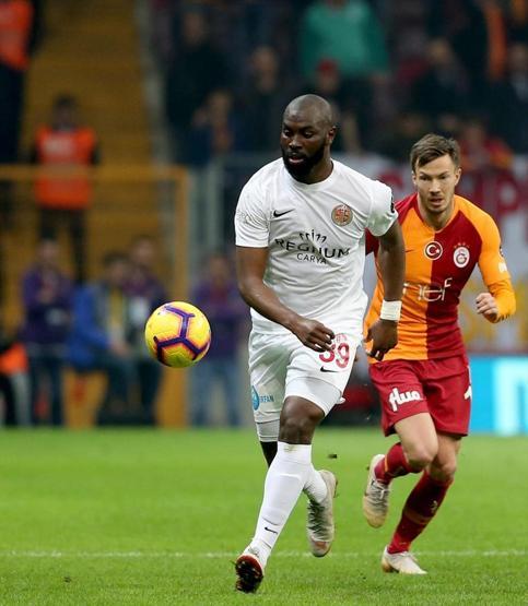 Galatasaray - Antalyaspor maçı yorumları: Galatasaray santrforu Robinho’ymuşçasına oynuyor