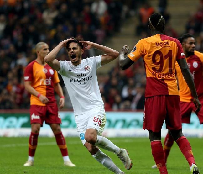 Galatasaray - Antalyaspor maçı yorumları: Galatasaray santrforu Robinho’ymuşçasına oynuyor