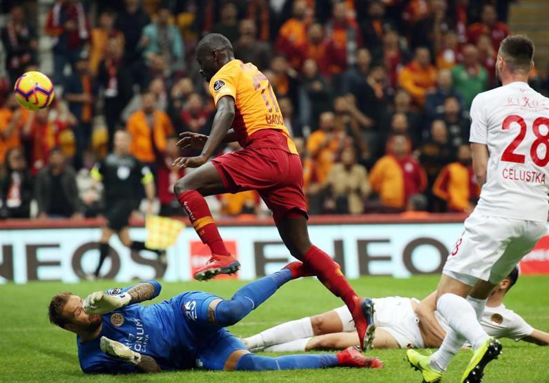 Galatasaray - Antalyaspor maçı yorumları: Galatasaray santrforu Robinho’ymuşçasına oynuyor