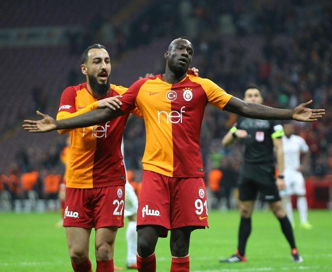 Galatasaray - Antalyaspor maçı yorumları: Galatasaray santrforu Robinho’ymuşçasına oynuyor