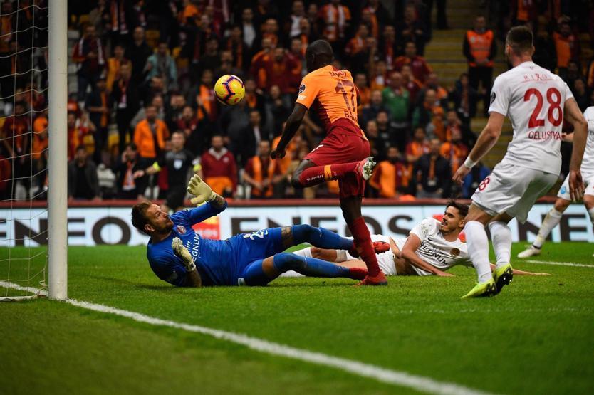 Galatasaray - Antalyaspor maçı yorumları: Galatasaray santrforu Robinho’ymuşçasına oynuyor