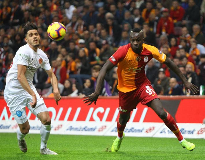 Galatasaray - Antalyaspor maçı yorumları: Galatasaray santrforu Robinho’ymuşçasına oynuyor