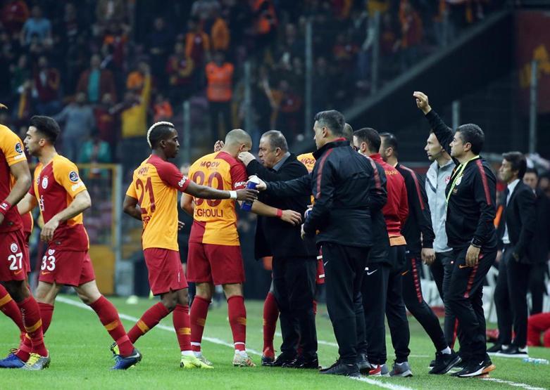 Galatasaray - Antalyaspor maçı yorumları: Galatasaray santrforu Robinho’ymuşçasına oynuyor
