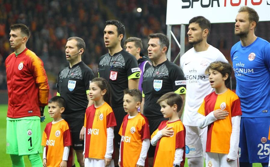 Galatasaray - Antalyaspor maçı yorumları: Galatasaray santrforu Robinho’ymuşçasına oynuyor