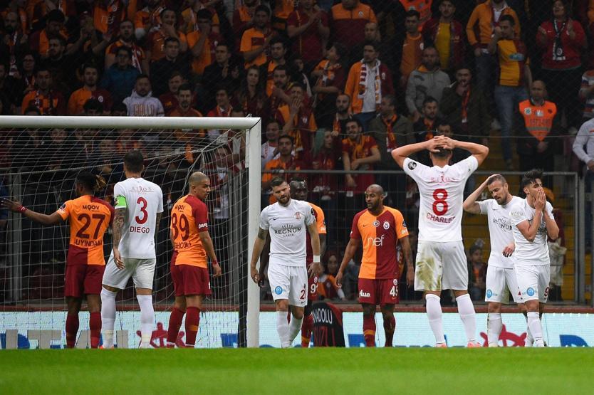 Galatasaray - Antalyaspor maçı yorumları: Galatasaray santrforu Robinho’ymuşçasına oynuyor