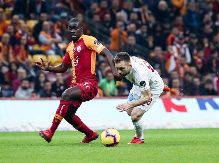 Galatasaray - Antalyaspor maçı yorumları: Galatasaray santrforu Robinho’ymuşçasına oynuyor
