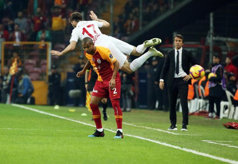 Galatasaray - Antalyaspor maçı yorumları: Galatasaray santrforu Robinho’ymuşçasına oynuyor