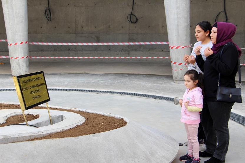 Süleyman Demirelin anıt mezarı bitme aşamasında