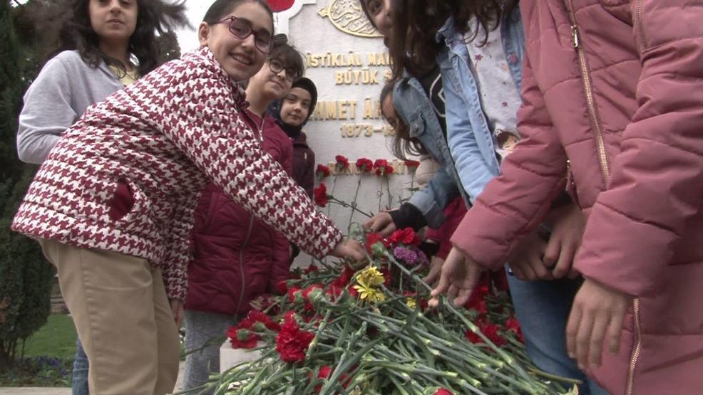 Mehmet Akif Ersoy mezarı başında anıldı