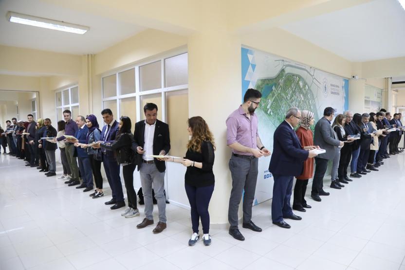Kütüphaneye kitaplar insan zinciriyle taşındı