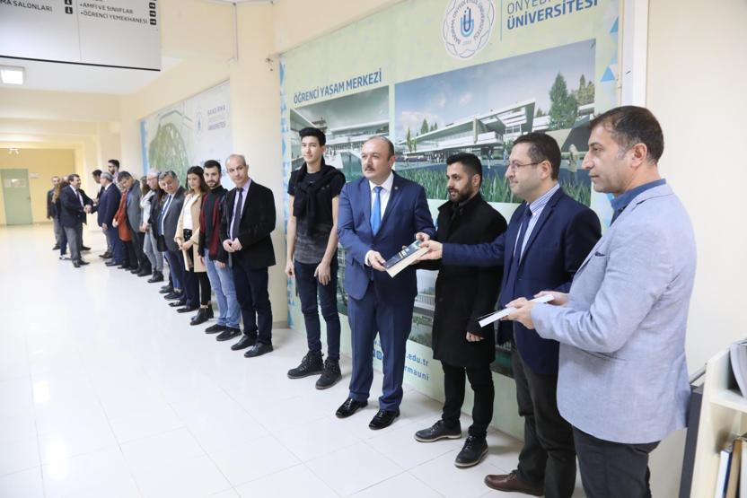Kütüphaneye kitaplar insan zinciriyle taşındı