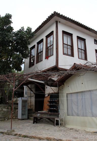 Şeker tezgahı olarak kullanılıyordu, 138 yıllık mezar taşı çıktı