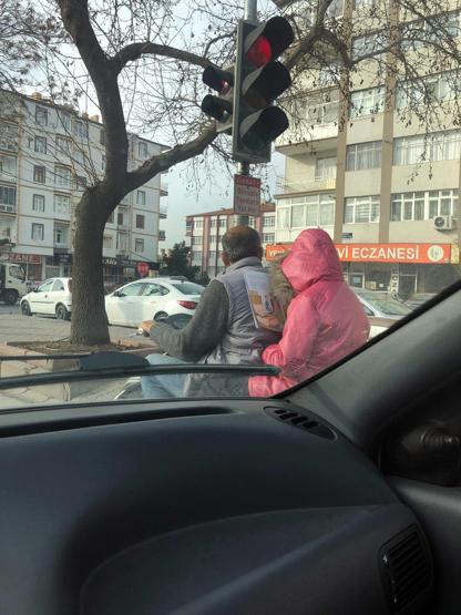 Sürücülerin dikkatini çekti... Motosiklet üzerinde ders kitabını okudu