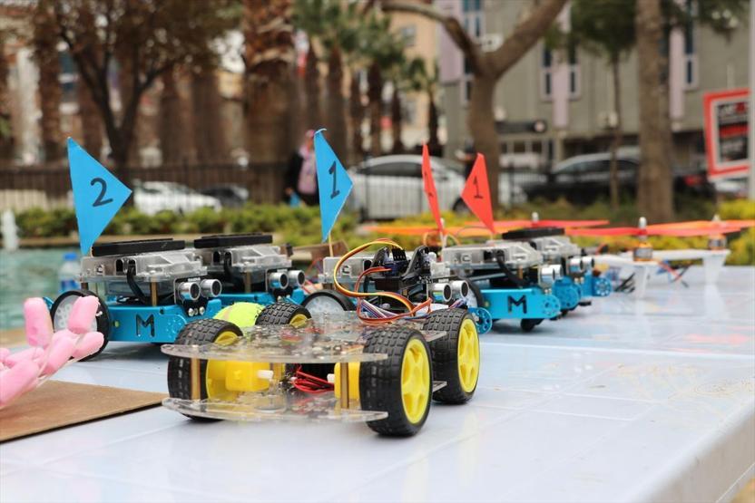 Liseli öğrenciler atıklardan robotik el üretti
