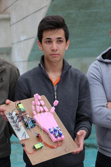 Liseli öğrenciler atıklardan robotik el üretti