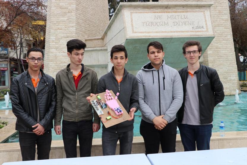 Liseli öğrenciler atıklardan robotik el üretti