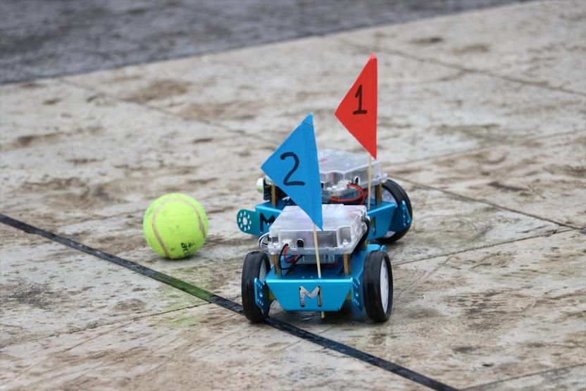 Liseli öğrenciler atıklardan robotik el üretti