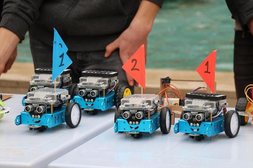 Liseli öğrenciler atıklardan robotik el üretti