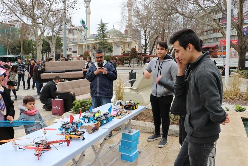 Liseli öğrenciler atıklardan robotik el üretti