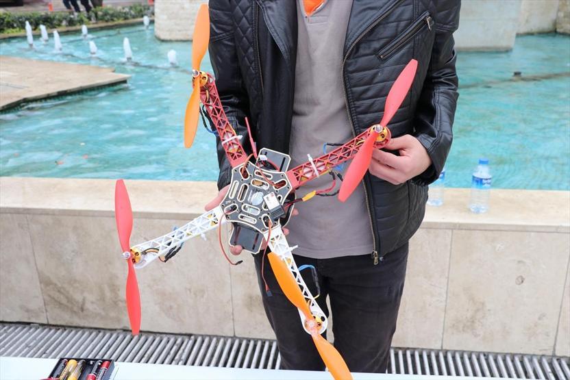 Liseli öğrenciler atıklardan robotik el üretti