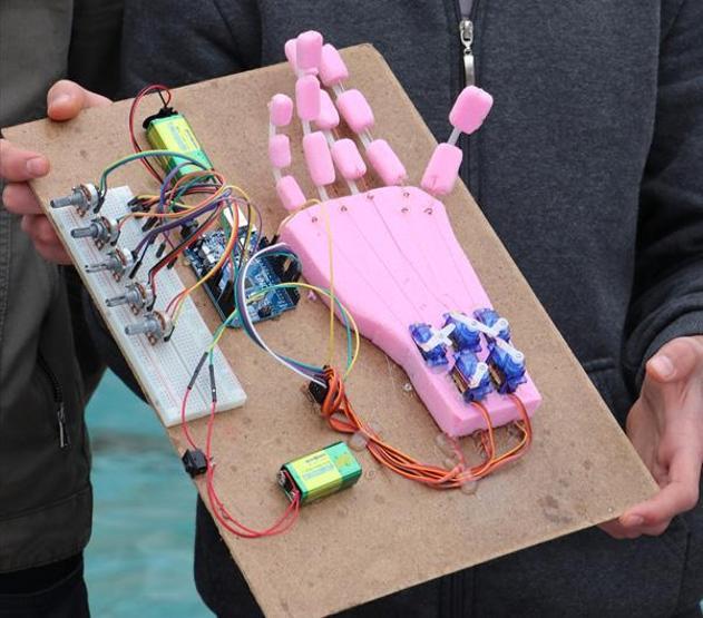 Liseli öğrenciler atıklardan robotik el üretti