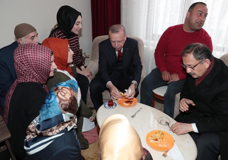 Cumhurbaşkanı Erdoğan vatandaşın çay davetini geri çevirmedi