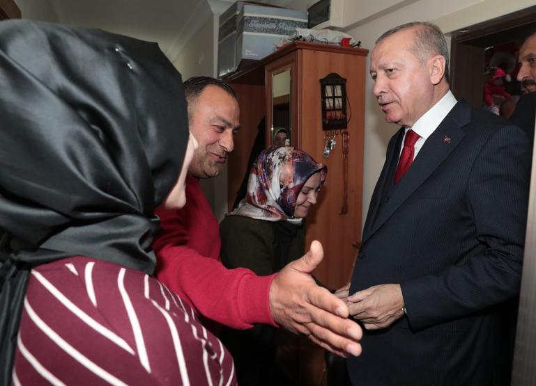 Cumhurbaşkanı Erdoğan vatandaşın çay davetini geri çevirmedi