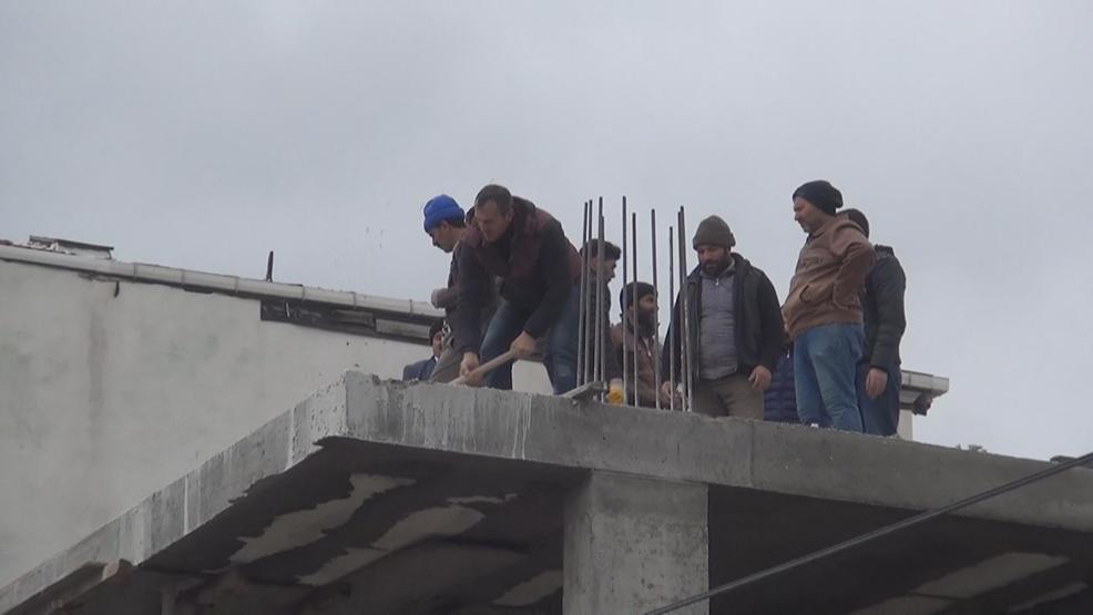 Yaptıkları kaçak inşaatı kendileri yıktı