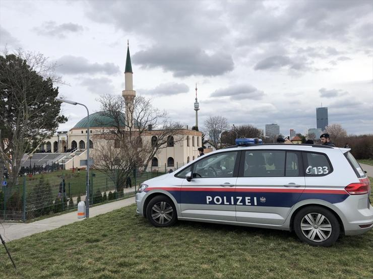 Avrupadaki camilerde güvenlik önlemleri artırıldı
