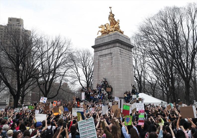New Yorkta öğrencilerden iklim değişikliği konusunda protesto eylemi