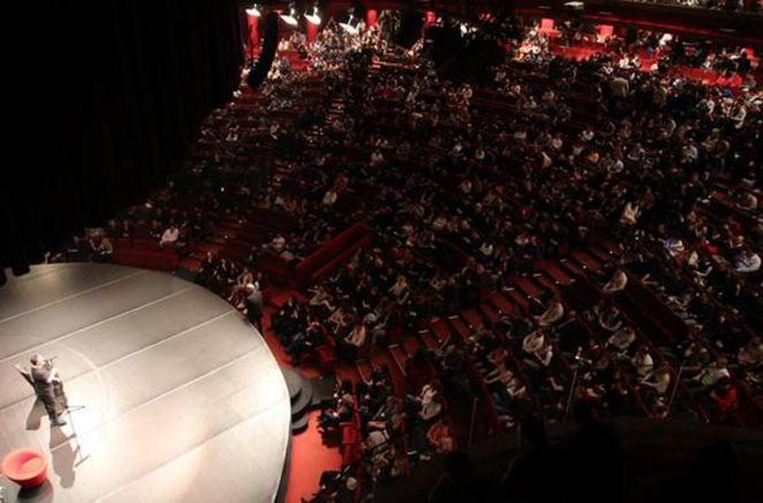 Cem Yılmaz, yeni stand-up gösterisini sergiledi