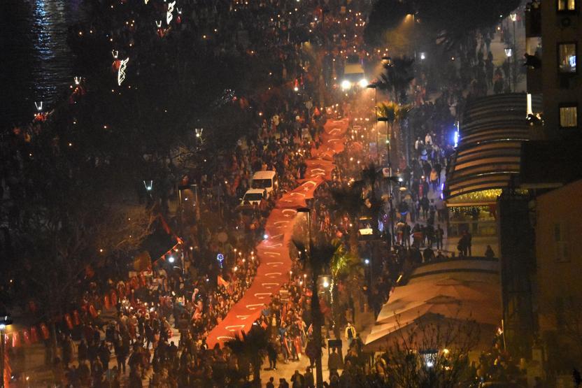 Fener alayında meşaleler Çanakkale Şehitleri için yandı