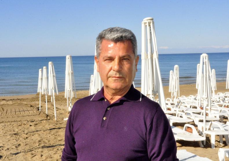 Turistlerin gözü önünde şezlongları söküp attılar