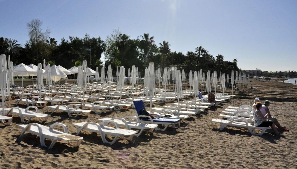 Turistlerin gözü önünde şezlongları söküp attılar