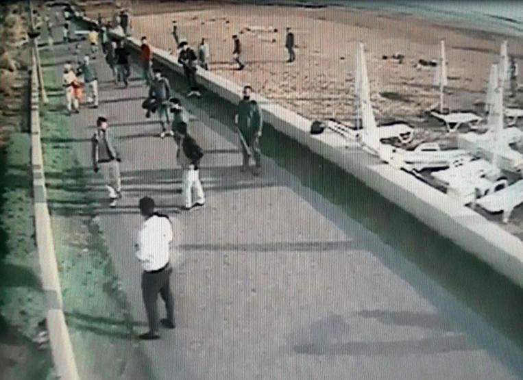 Turistlerin gözü önünde şezlongları söküp attılar