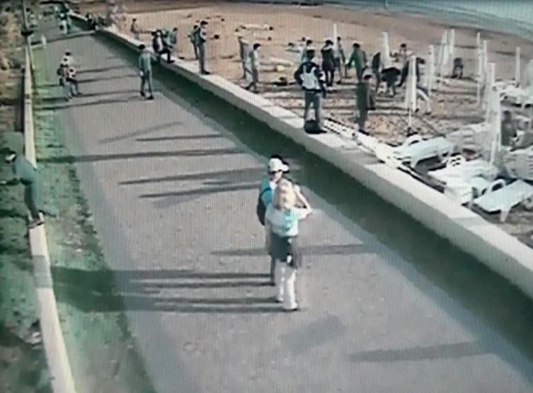 Turistlerin gözü önünde şezlongları söküp attılar