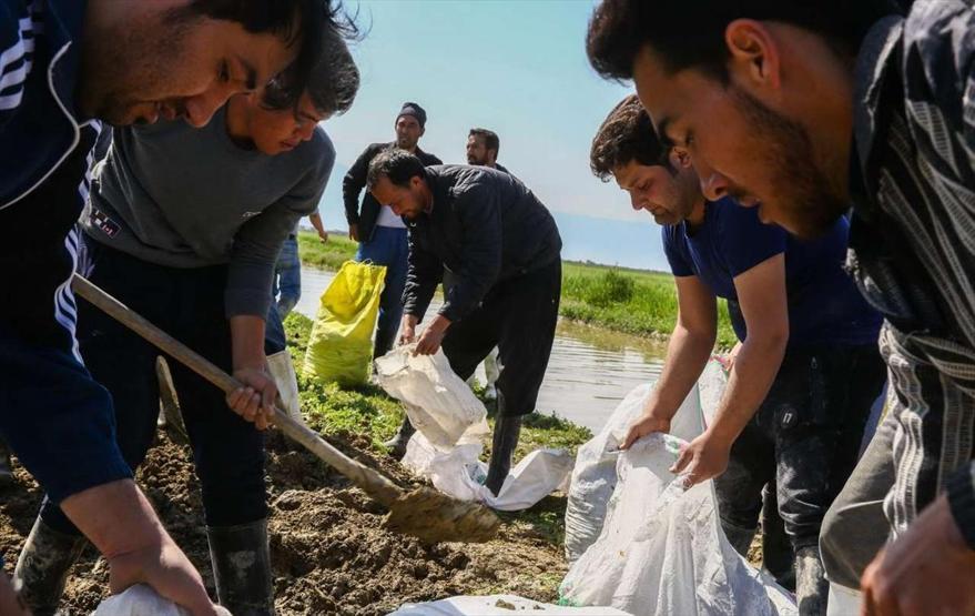 İranın kuzeyindeki 2 eyalet sele teslim oldu