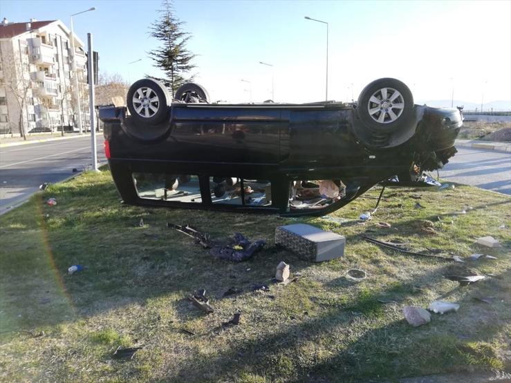 Ispartada feci kaza... Otomobil ile minibüs çarpıştı: 1 ölü, 7 yaralı