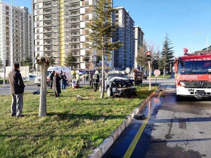 Ispartada feci kaza... Otomobil ile minibüs çarpıştı: 1 ölü, 7 yaralı