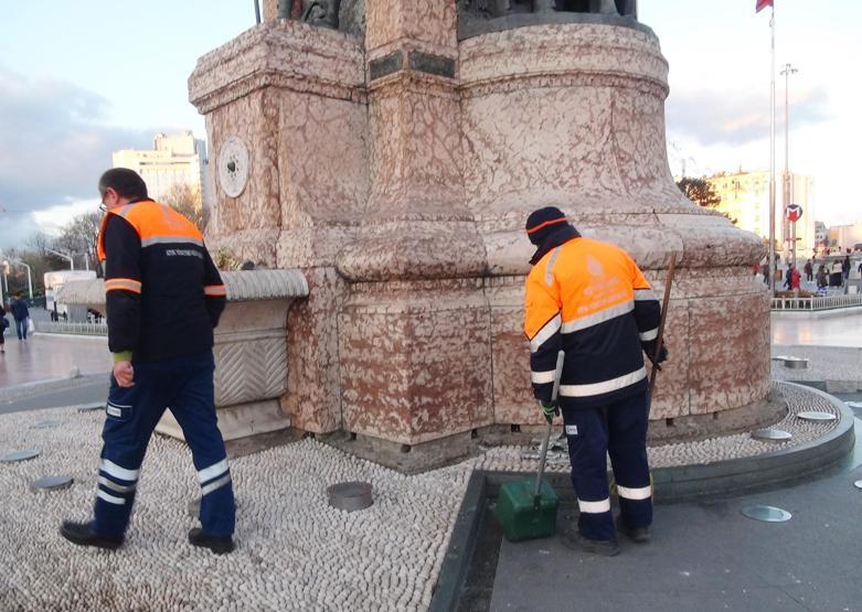 Taksim Anıtı’ndan mermer parçası düştü, Koreli turist yaralandı