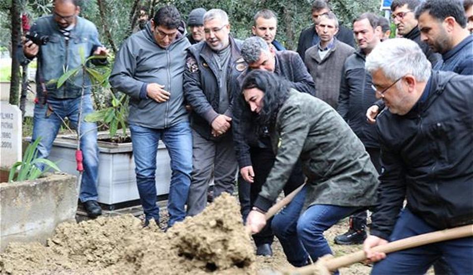 Murat Kekilli gözyaşları içinde babasını son yolculuğuna uğurladı