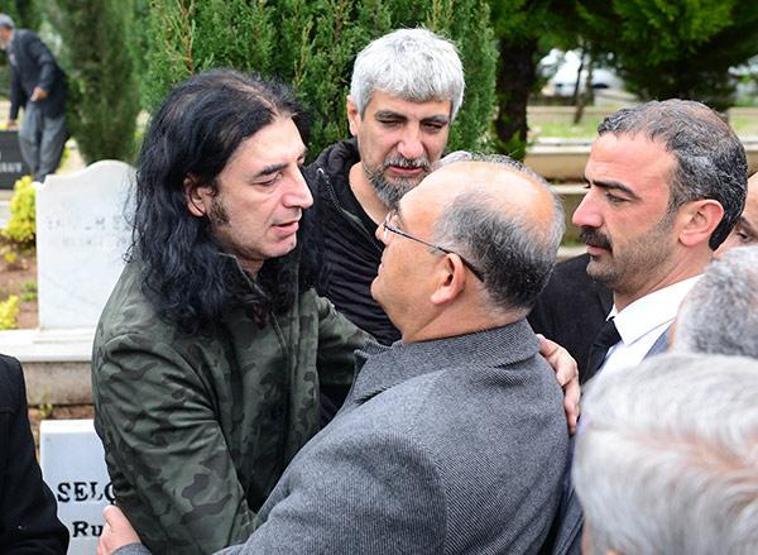 Murat Kekilli gözyaşları içinde babasını son yolculuğuna uğurladı