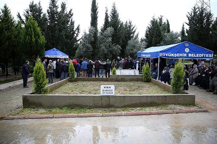 Murat Kekilli gözyaşları içinde babasını son yolculuğuna uğurladı