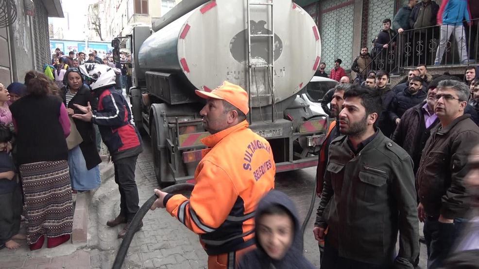 Sultangazide yangın paniği: Mahsur kalanları mahalle sakinleri kurtardı