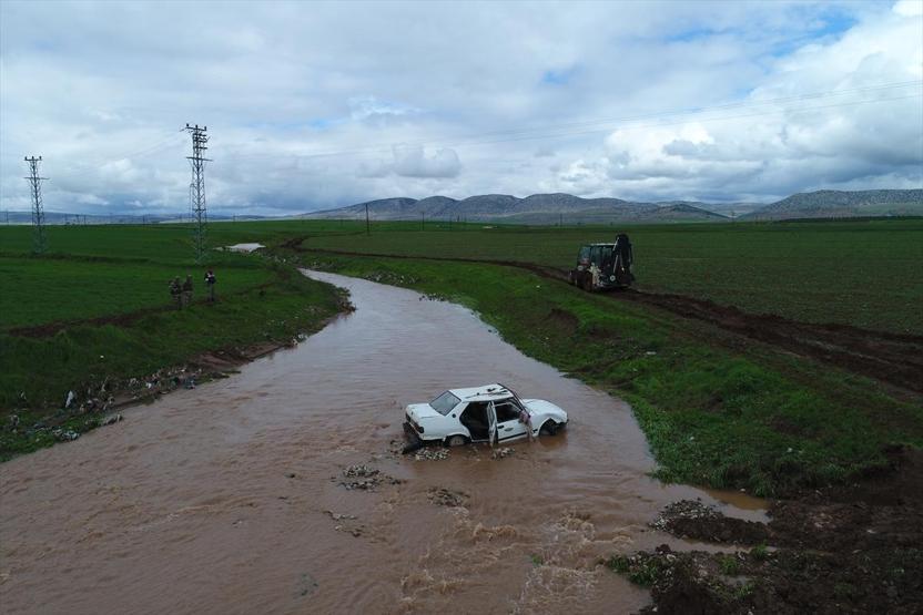 Sele kapılan iki kişiden birinin cesedine ulaşıldı Çalışmalar devam ediyor