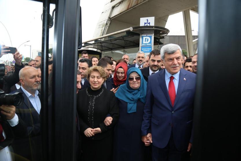 Başkanlığı devretti, evine gitmek için belediye otobüsüne bindi