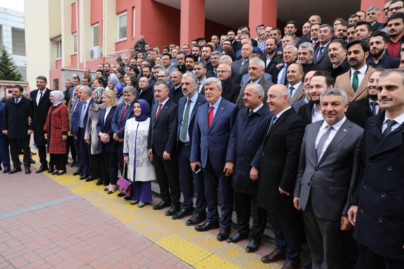 Başkanlığı devretti, evine gitmek için belediye otobüsüne bindi