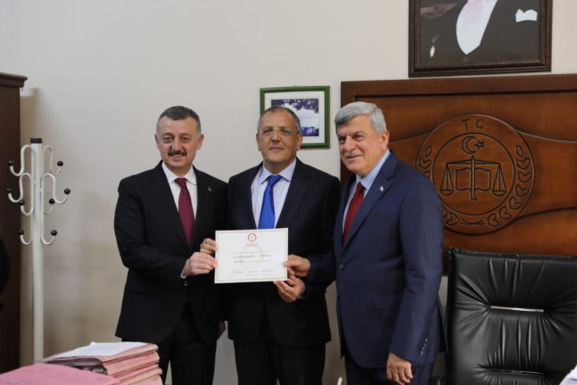 Başkanlığı devretti, evine gitmek için belediye otobüsüne bindi
